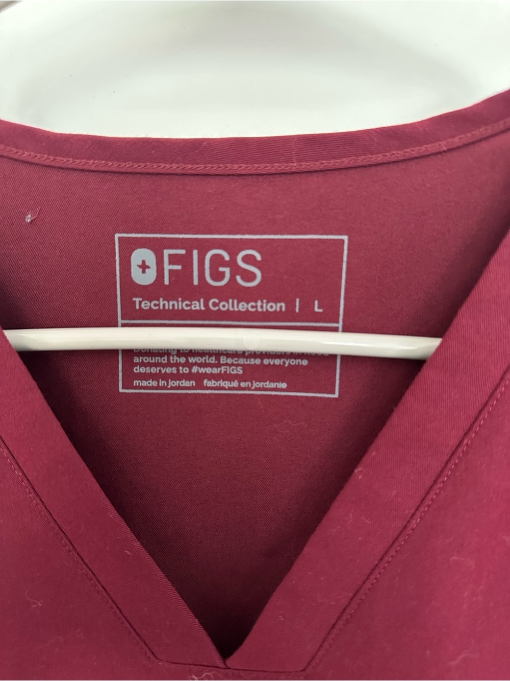 FIGS Casma Three-Pocket Scrub Top in Burgundy - Picture 4 of 4